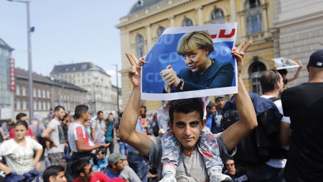 Венгрия больше не будет пропускать беженцев в Австрию и ФРГ