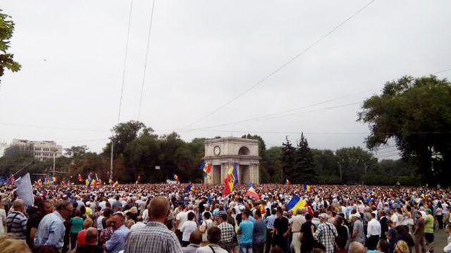 В центре Кишинёва собрались десятки тысяч протестующих
