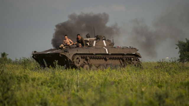 Ополченцы: украинские силовики стягивают бронетехнику
