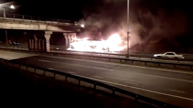 Под Самарой автобус протаранил опору моста и загорелся