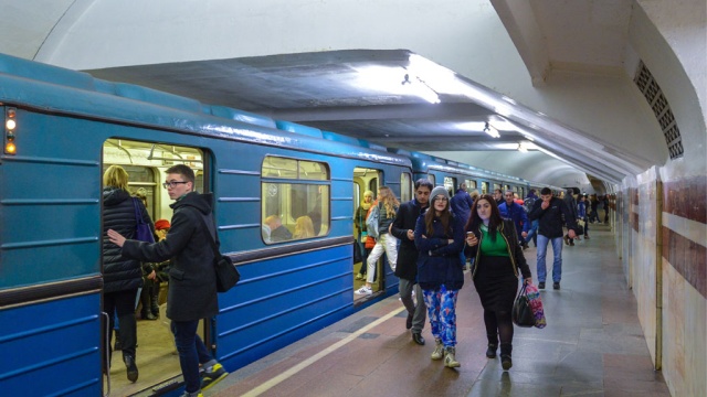 Сломавшийся поезд парализовал фиолетовую ветку московского метро в час пик