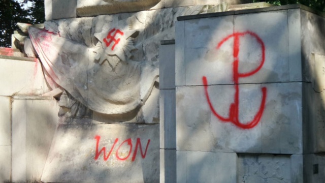 В Польше на памятнике ВОВ нарисовали свастику 