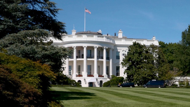 В Вашингтоне из-за подозрительного пакета оцепили территорию вокруг Белого дома