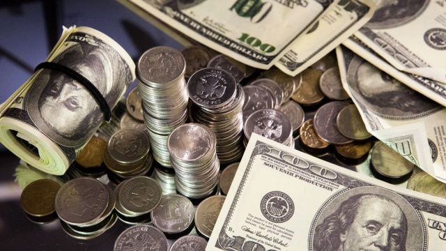 Доллар и евро снизились при открытии Московской биржи