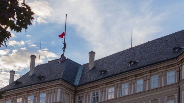 Пранкеры заменили флаг над резиденцией президента Чехии на гигантские красные трусы