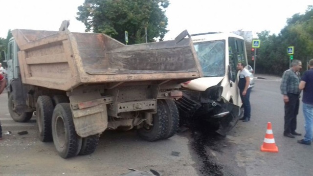 В Кисловодске столкнулись маршрутка и грузовик, много пострадавших