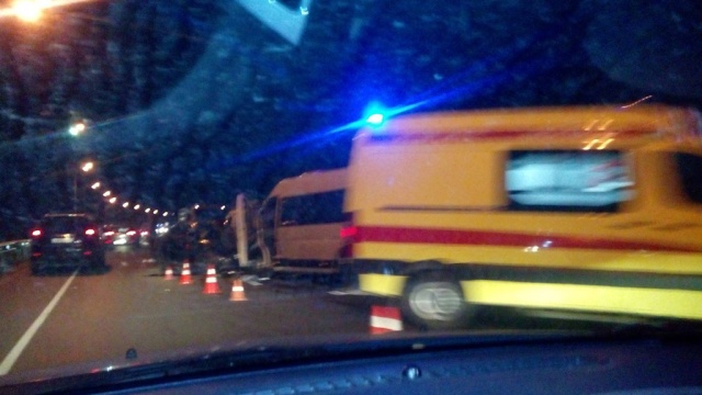 Микроавтобус столкнулся с легковушкой на Щёлковском шоссе