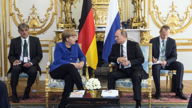 Путин встретился с Меркель перед заседанием 