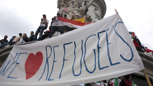 В Париже тысячи человек вышли на митинг в поддержку беженцев