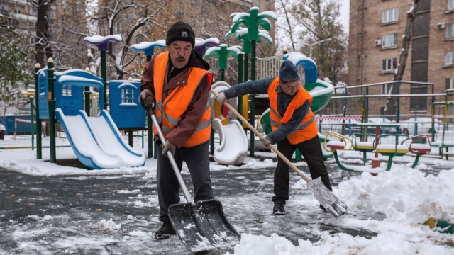 Более 30 тысяч дворников расчищают московские улицы от снега