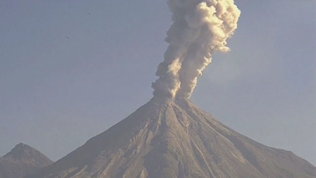 Извержение вулкана в Мексике сняли на видео