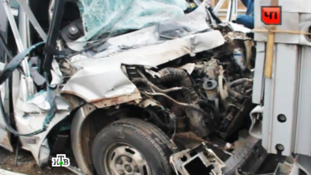На Кубани грузовик раздавил легковушку, четверо погибших