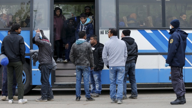 Первый автобус с беженцами прибыл на границу Словении