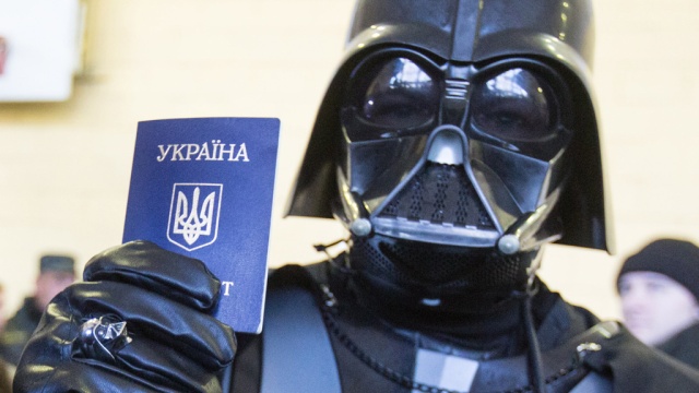 Порошенко рассмотрит петицию о назначении Дарт Вейдера премьером Украины