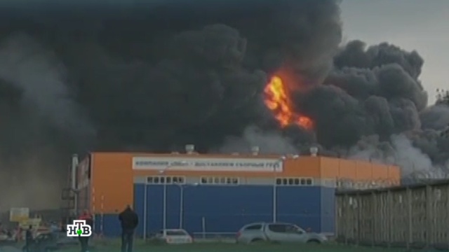 Едкий черный дым от пожара на складе погрузил Петербург во тьму