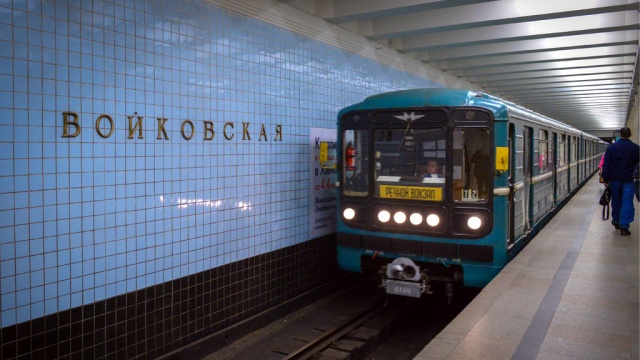 Самоубийца бросился под поезд на станции метро 