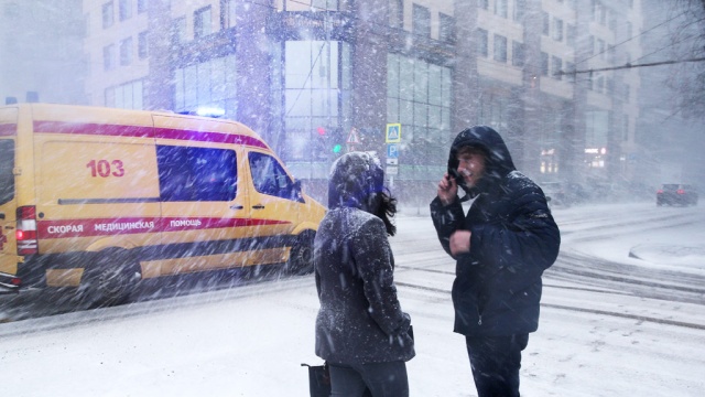 Спасатели предупредили москвичей о сильном ветре и гололеде