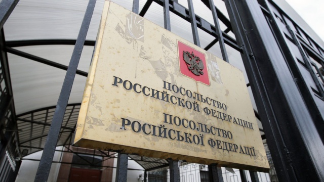 Посольство РФ в Киеве уведомили о задержании трех россиян