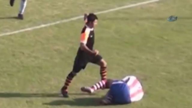 Турецкий футболист пнул в лицо упавшего соперника: видео