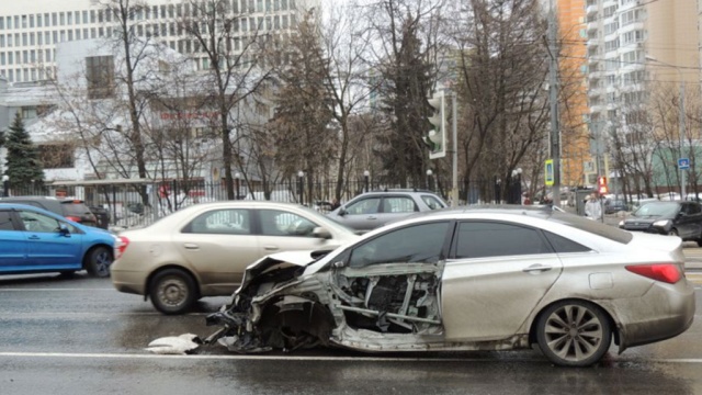 Водитель иномарки устроил массовую аварию в Москве