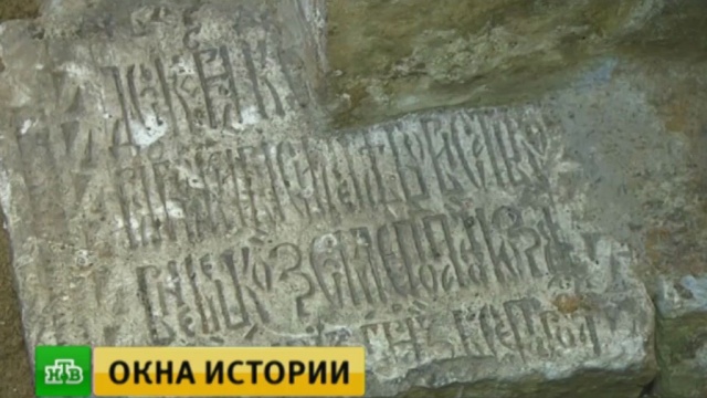 На раскопках в Кремле ученые нашли средневековые погреба и стеклянные браслеты