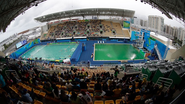Организаторы объяснили позеленевшую воду в олимпийском бассейне
