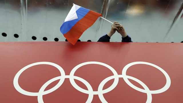 ОКР потребовал разобраться в ситуации с сорванными флагами РФ в Рио