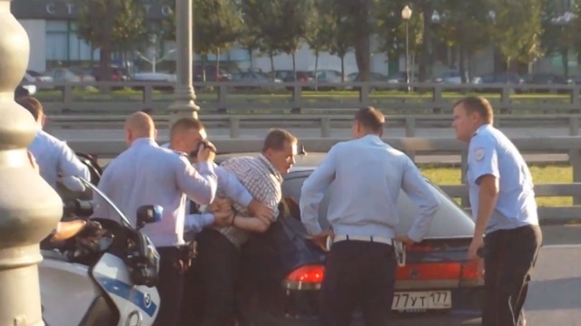 Полиция со стрельбой задержала водителя на северо-западе Москвы: видео 
