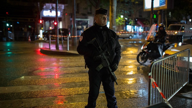 Вооруженный грабитель захватил заложников в Париже