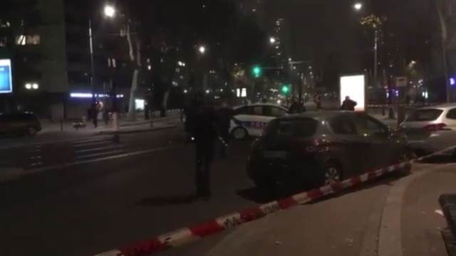 Полиции не удается начать переговоры с захватчиком заложников в Париже