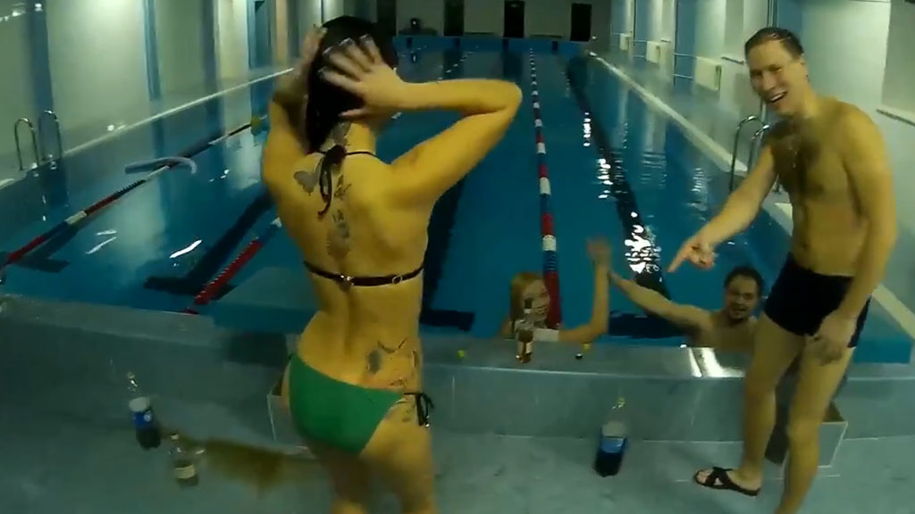 Посетительницы бассейна в душе скрытая камера
