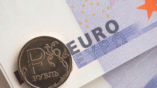 Курс евро на Московской бирже упал до минимума июля 2015 года