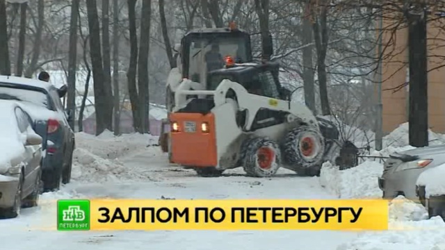 Коммунальщики и петербуржцы откапывают город от снега