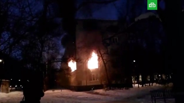 В Петербурге ликвидировали сильный пожар в жилом доме