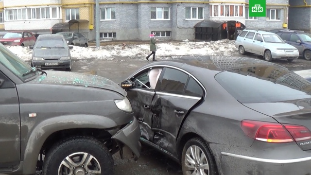 Водитель УАЗа на скорости протаранил иномарку в Чебоксарах: видео