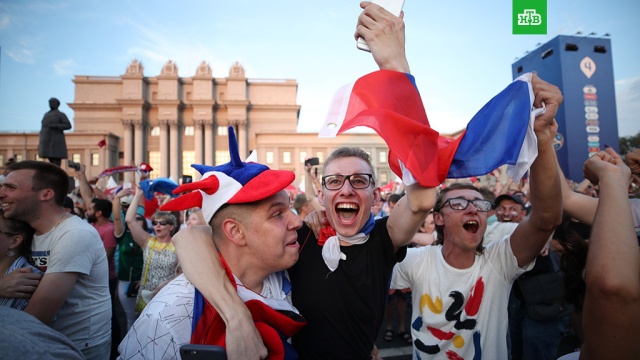 Россию захлестнула волна футбольного безумия после победы над испанцами: видео