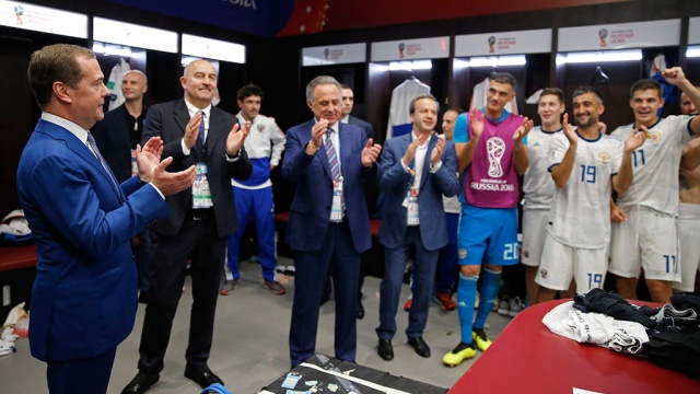 Медведев поздравил сборную России по футболу в раздевалке