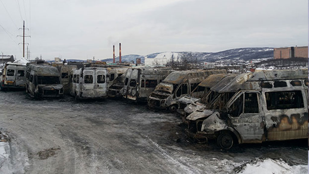 Поджог микроавтобусов в Мурманске. Сожженный Мурманск. Разборки по мурмански фото.