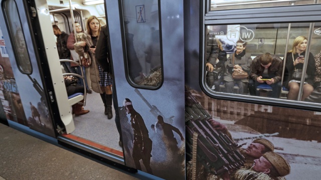 Метро чести. В Петербурге изрисовали вагон метро. Самый странный поезд метро СПБ. Поезд метро на серой ветке с животными из приюта.