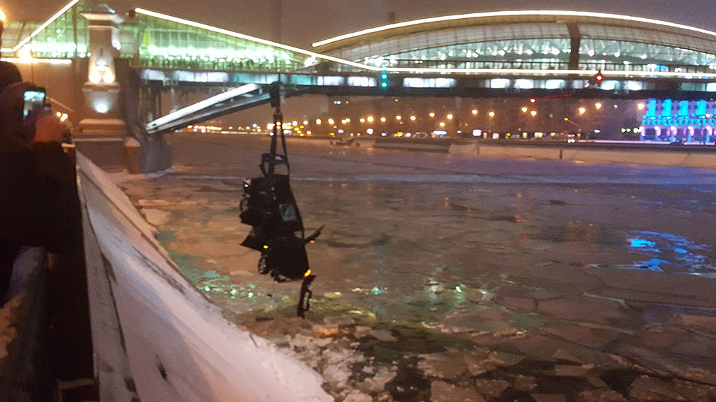 Москва на дне фото. Москва река под водой. Прыжок в Москву реку. Дно Москвы реки. Авария на Ростовской набережной.