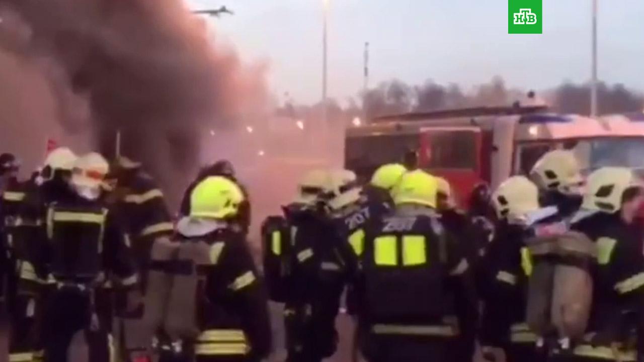 Пожар в москве на ленинградском проспекте. Пожар коллектора на Ленинградке. Горит коллектор на Ленинградском проспекте. Пожар в коллекторе на севере Москвы. Пожар в коллекторе Троицк Москва.