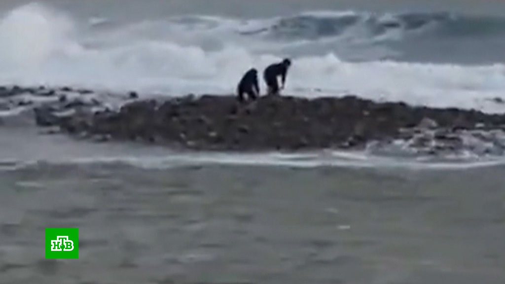 Куда девается море толстой. Подростков унесло в море. Детей унесло в море в Лазаревском. Унесенные в море дети в Сочи. Подростки в Сочи унесло в море.