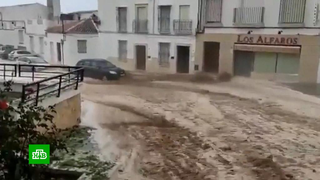 Протекла на улице. L'inondation.