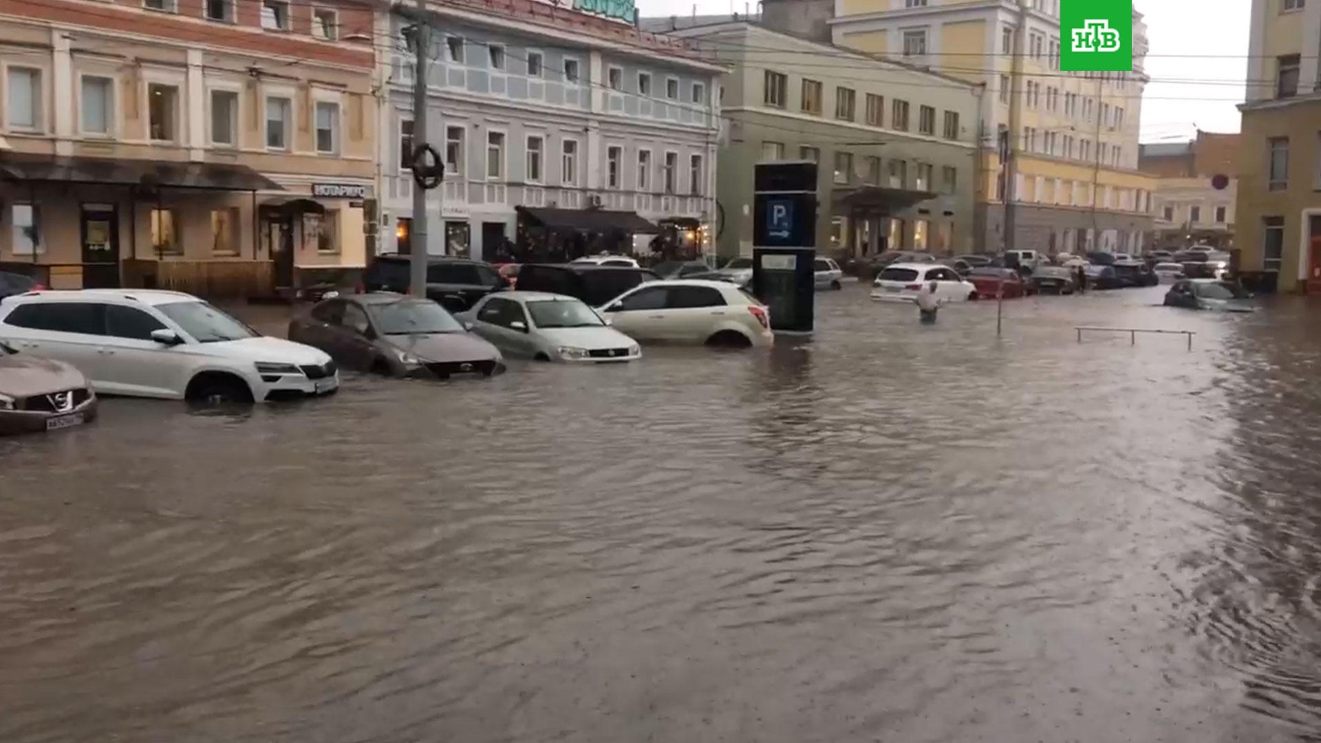 Когда будет дождь в нижнем новгороде. Затопило центр Нижнего Новгорода. Нижний Новгород потоп 18.07.2022. Потоп на Ковалихе Нижний Новгород. Ливень в Нижнем Новгороде 18 июля.