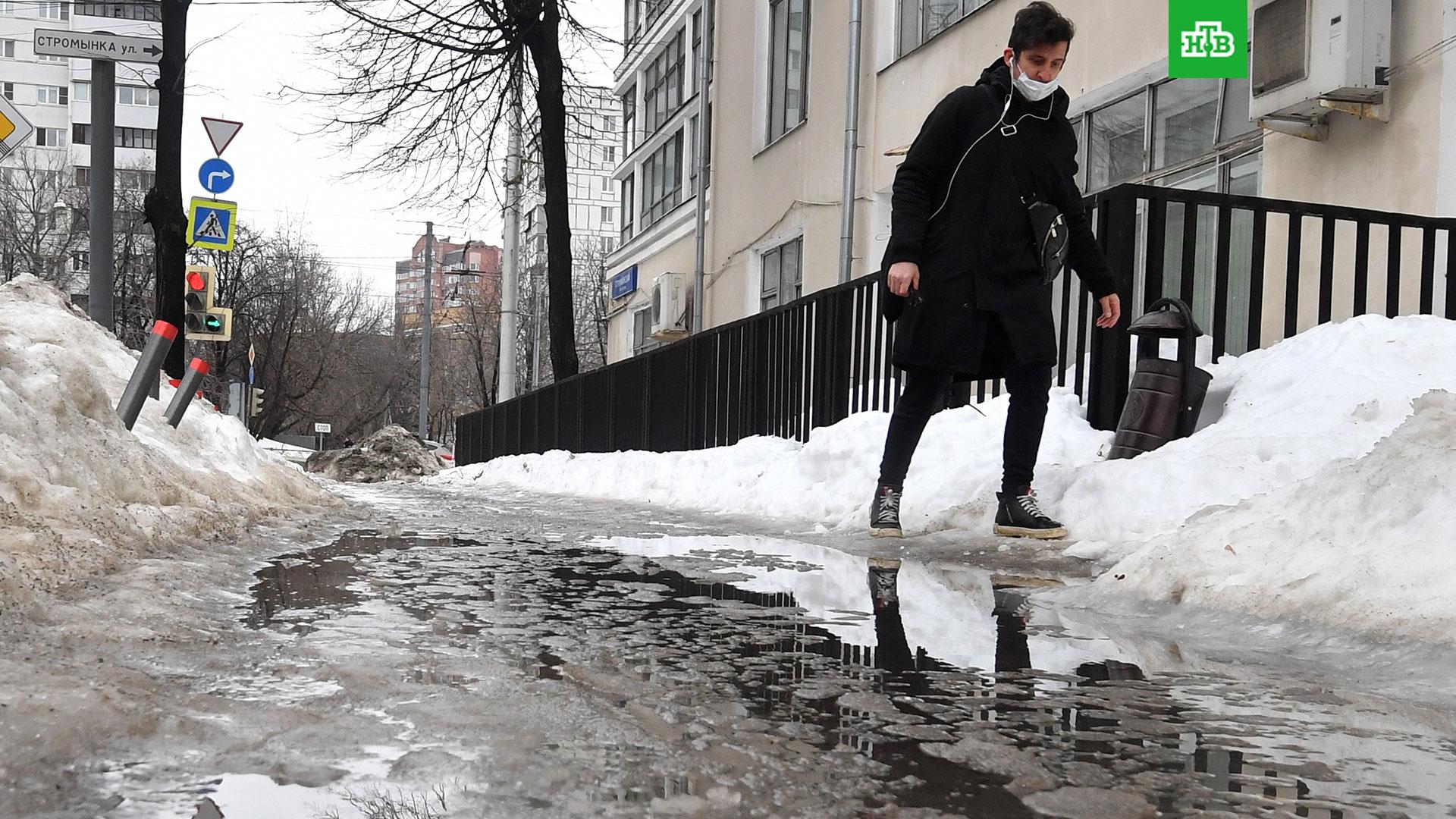 Погода сегодня будет днем. Весна пришла Москва. Тает снег в городе. Москва тает снег. Снег в Москве.